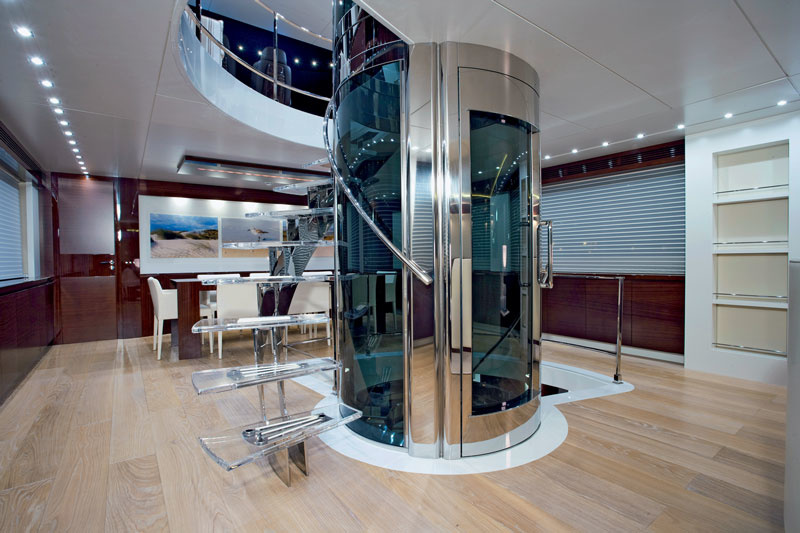 Amer 116 has three cabins and an elevator connecting the three decks. This is a rarity for a 35-meter vessel.
