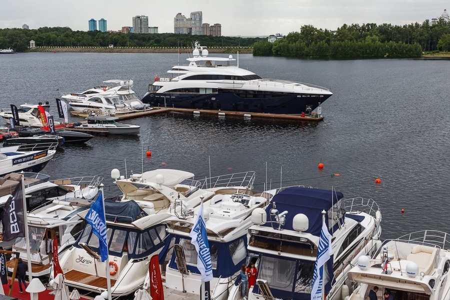 Яхта под иностранным флагом в Royal Yacht Club — 40-метровая Princess.