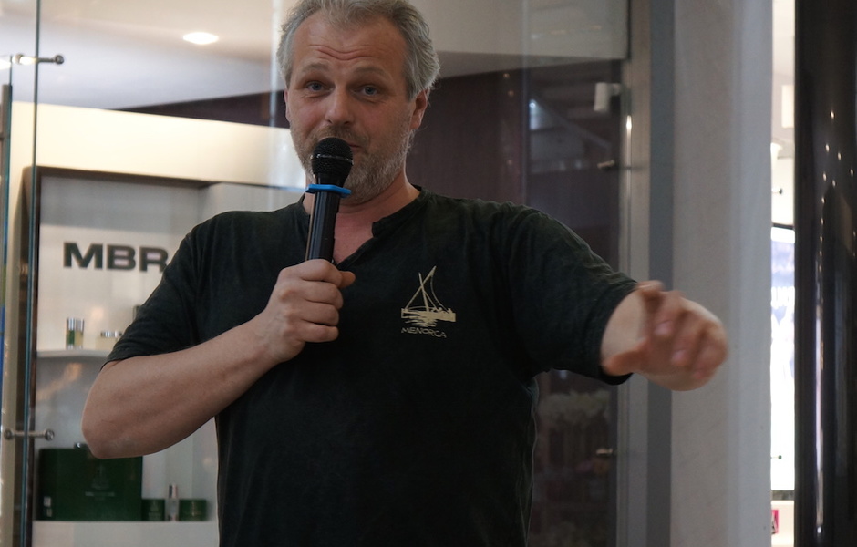 Еще один гость мероприятия, кругосветчик Андрей Невзоров рассказывает, как показал жене Елене весь мир