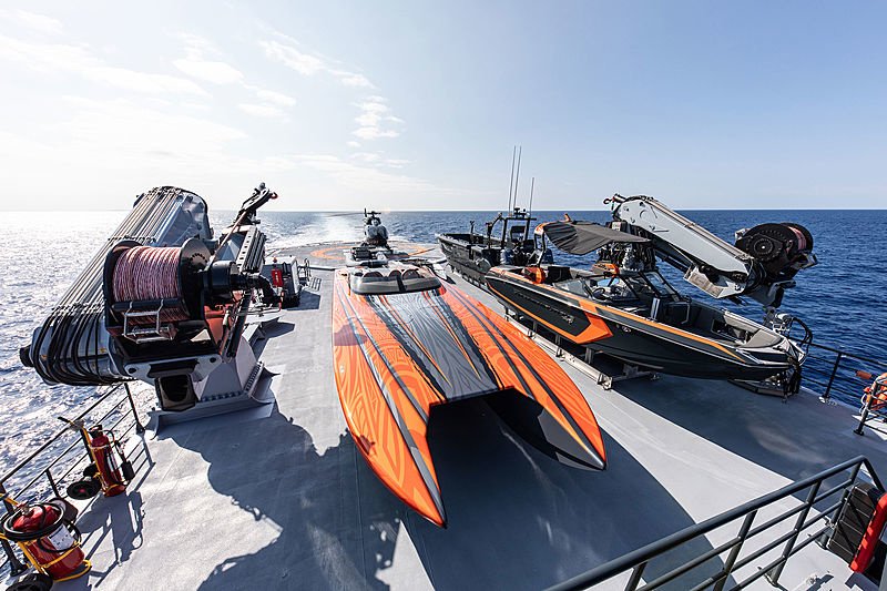 На борту Hodor помещаются пять тендеров, из них самый большой — 17 метров — оснащен четырьмя мощными подвесными двигателями Seven Marine, а также субмарина и вертолет.