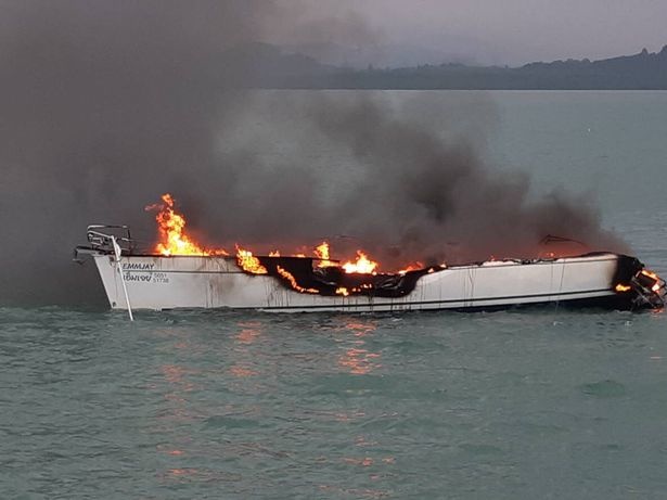 Нанесенный ущерб пока не оценен, но фотографии пламени, уничтожающего лодку, не дают оптимистичных прогнозов.