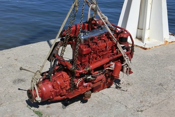 How to choose a yacht by engine type