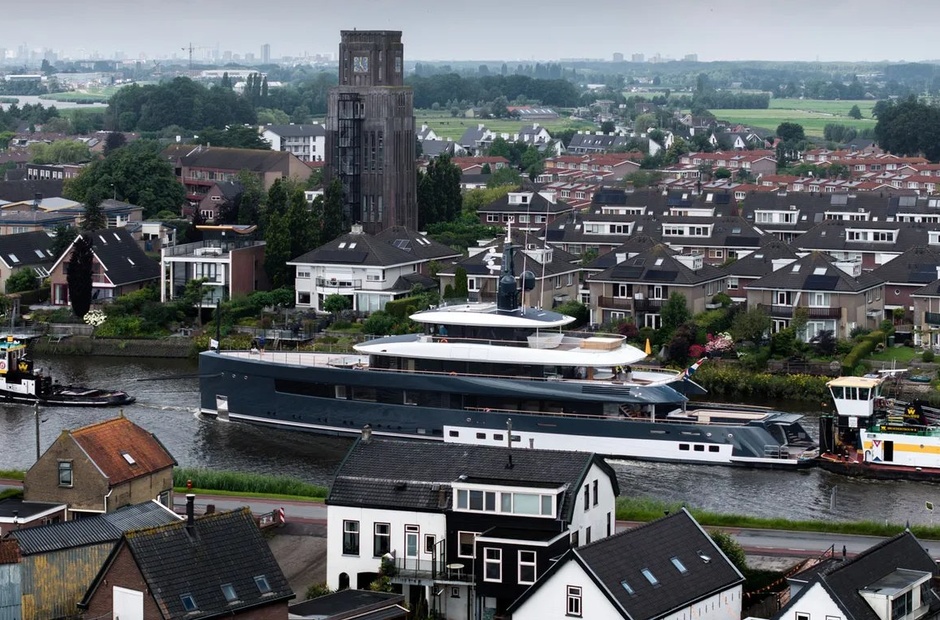 Feadship B