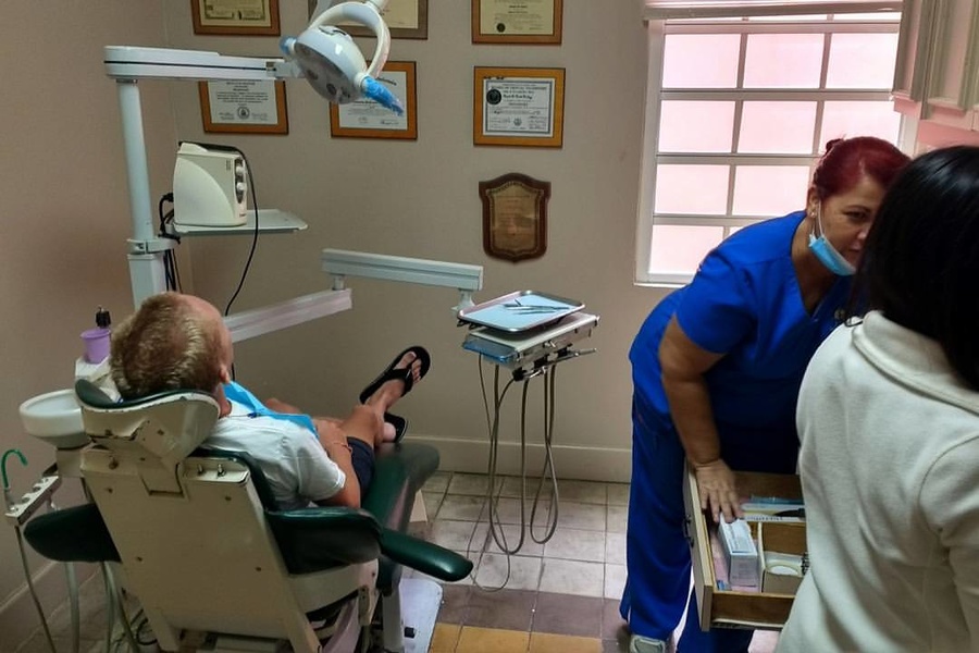 Dental exam in Puerto Rico for the entire «Totem»team. Nyle's waiting for an x-ray.