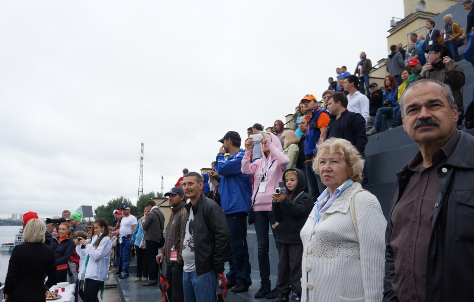 Понять зрителей, запасшихся попкорном и биноклями можно: пневматика — зрелищный класс. Лодки прыгают, эффектно встают на «бока», переворачиваются и вылетают с трассы.