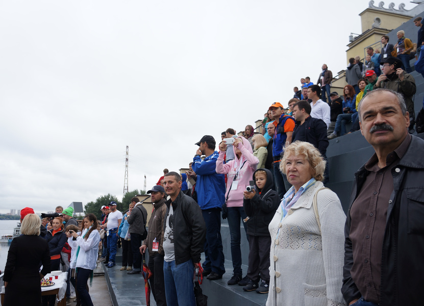 You can understand the spectators who stocked up on popcorn and binoculars: pneumatics is a spectacular class. Boats jump, spectacularly stand on their «sides», turn over and fly off the track. 