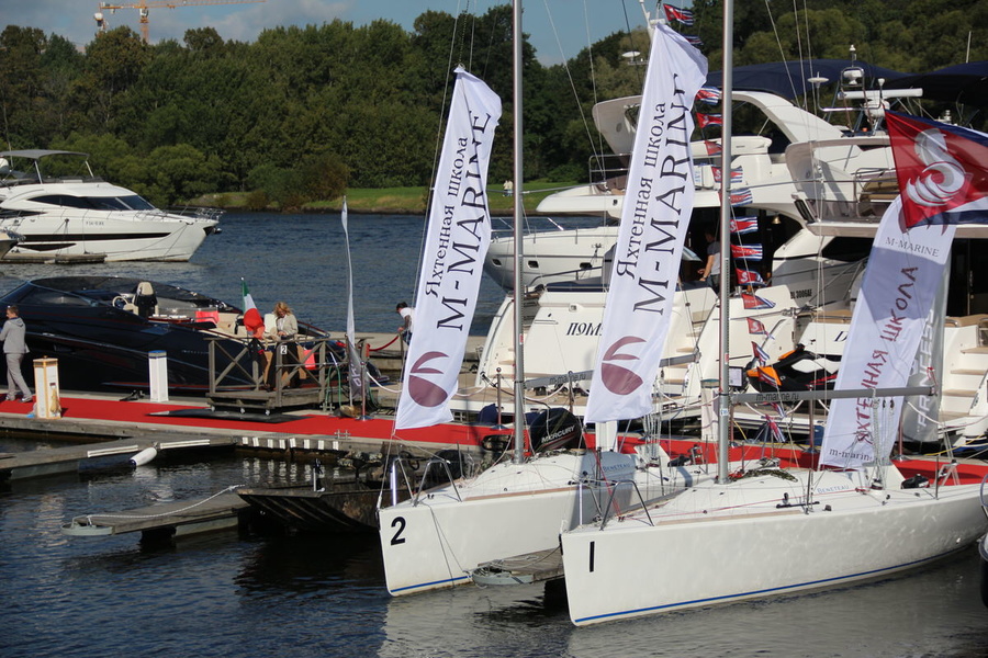 For the whole sailing fleet were puffed boats of the St. Petersburg yachting school m-marine, which were demonstratively sailing and standing in the «Sea».