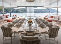 But you don't have to forget about the guests either. The first thing they will probably be invited to the main deck is to dine at a large outdoor table.