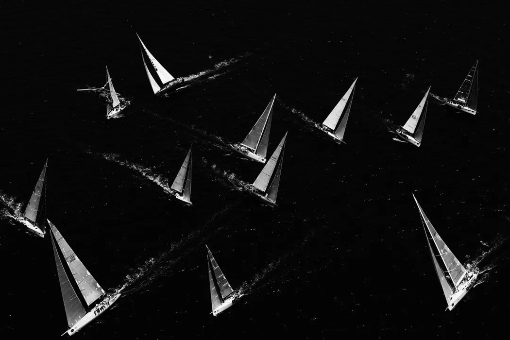«Black and white shot of yachts tacking upwind in Sydney Harbour at the start of the 2008 Rolex Sydney Hobart Yacht Race. I love shooting yachts from the air. The positioning and shape of the sails gives a different perspective»,