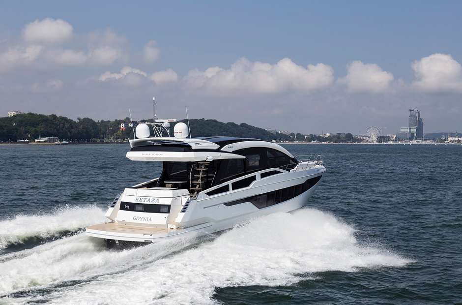 Transform this: Galeon 650 Skydeck Overview 