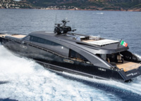 The boat was supposed to look like a boat from Batman's garage. A great source of inspiration when you need a yacht to hide from the paparazzi's annoying attention! Did Cavalli and Spadolini have the right effect? Look for yourself!