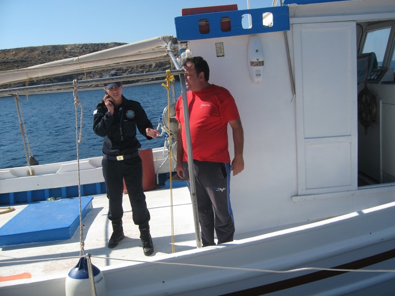Прекрасная полиция острова Китнос и местные рыбаки искренне попытались нам помочь