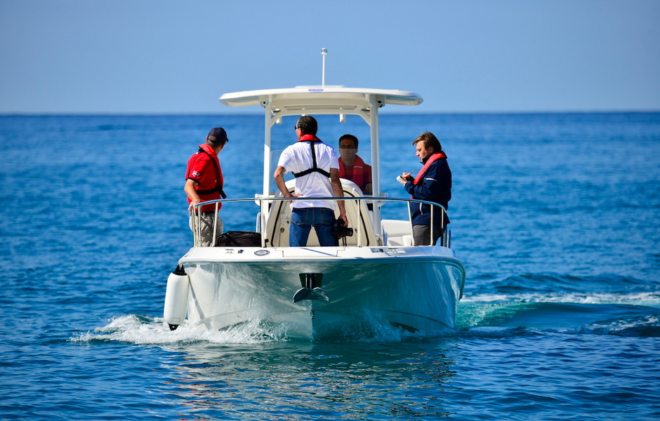 Еще один Boston Whaler. Модель 270 Dauntless. Во главе угла — безопасность, везде есть за что подержаться.