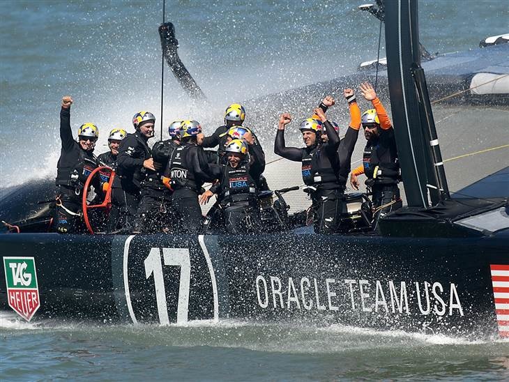 Oracle Team USA после победы в 2013 году. Ничего еше не знают.  