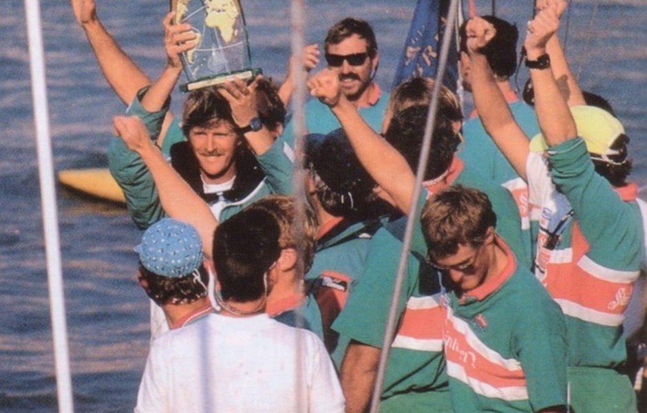 Сэр Питер Блейк, многократный участник гонки, наконец-то держит в руках кубок Whitbread 1989-90