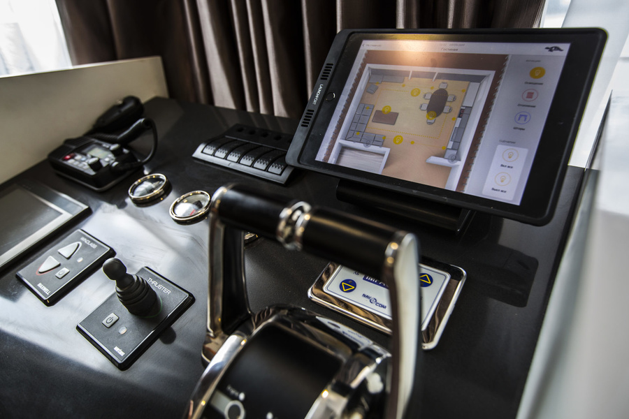 Второй пост управления, на нем iPad с системой "Умный дом", включающей приборную панель 