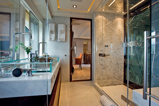 Смежная с гардеробной ванная комната щедро отделана мрамором и оснащена по последнему слову техники. Ее главным элементом является дизайнерский душ.