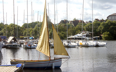 12 Feet «12 футов Динги» (12′ Dinghy) с одномачтовым рейковым парусным вооружением шлюп