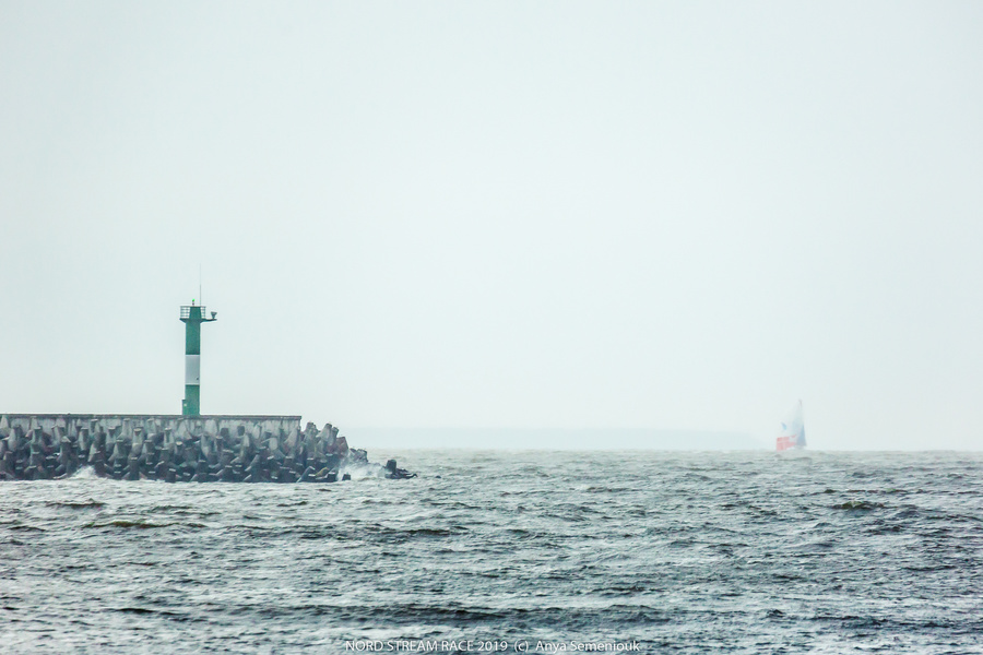 In the fourth stage with 25-30 knots of wind the boat "Leviathan" fell into broaching 10 times. Dense struggle between the participants resulted in a very heaped finish, when the first and third places were separated by only one and a half minutes.