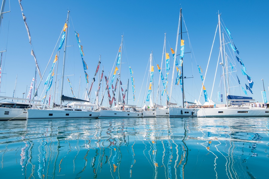 Sailing in the port of Canto