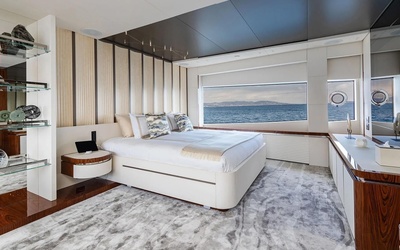 Hustler 49 Esprit De Soleil