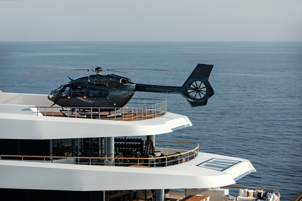 Lonian несет на борту не только «флотилию» водных игрушек, тендеров, но и вертолет AW169. Заметьте, прибыть на прекрасную Feadship можно еще и на 66-метровом судне поддержки.