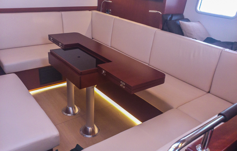 HanseYachts вновь возвращается к С-образным диванам