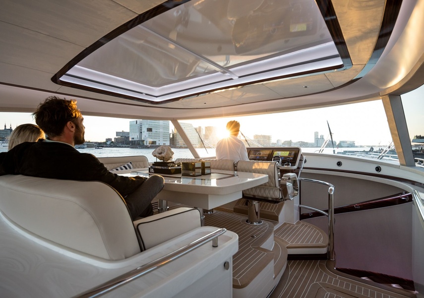 According to Mr. Kumpans, the «boat has been made very airy, giving the feeling of being outdoors all the time». Support-- look at this panoramic glazing.