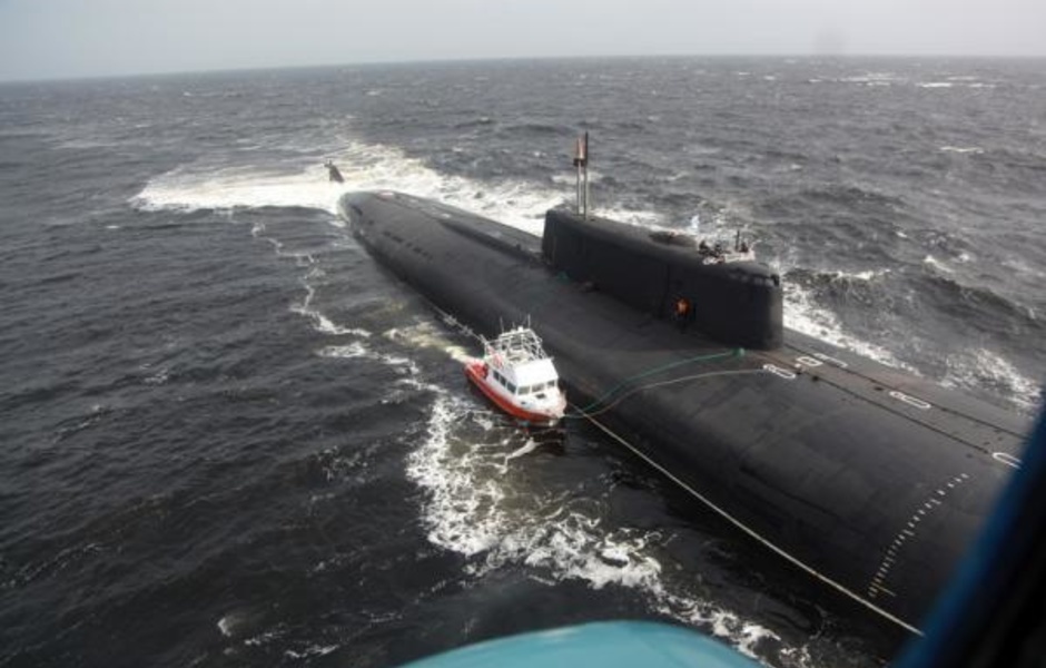 Подводная лодка проекта 949А «Антей» прикрывает катер от сильных волн