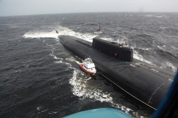Подводная лодка проекта 949А «Антей» прикрывает катер от сильных волн