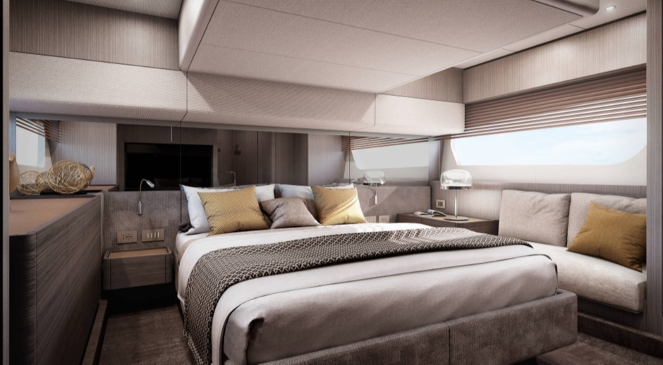 The master stateroom on the midships covers the entire space from side to side (4.29 meters). The wall behind the bed is mirrored, making the cabin visually even larger.
