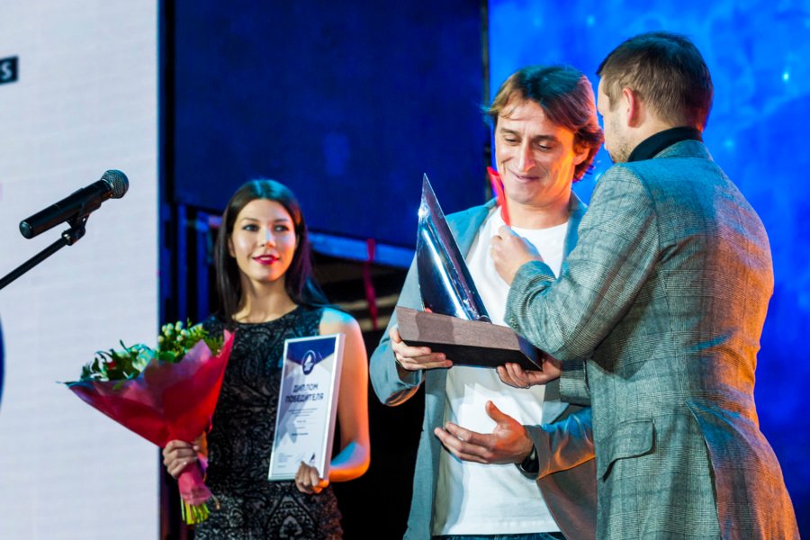 Yevgeny Novozheev receives a well-deserved award