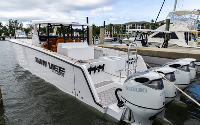 Twin Vee 400 Center Console GFX