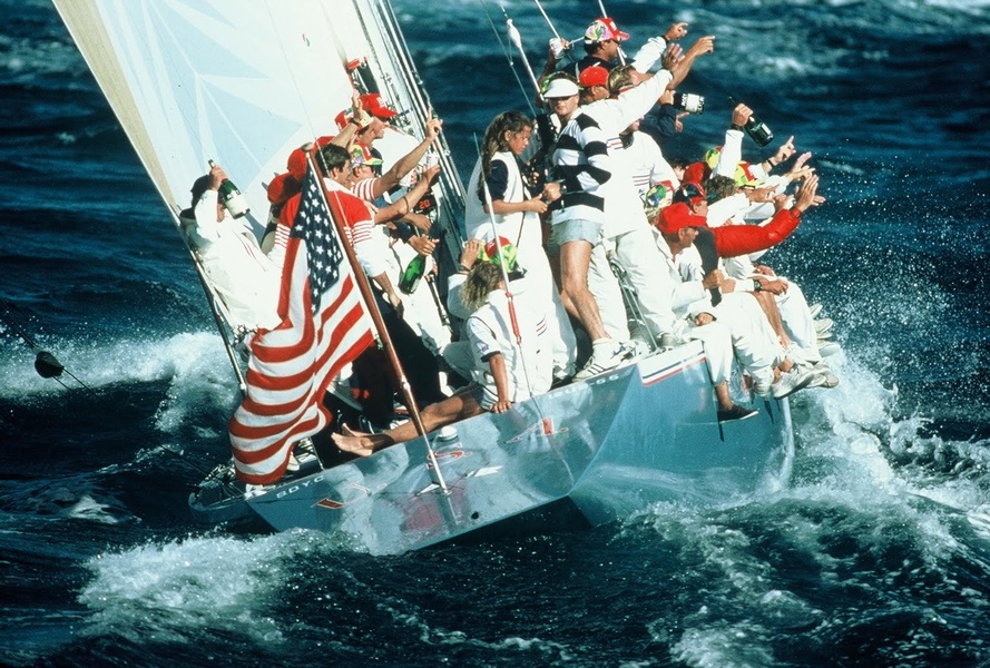 Американская команда на яхте Stars and Stripes 87 празднует победу