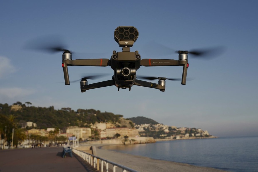 Ницца, Ангийская набережная. Над набережной летает дрон, который транслирует аудиасообщение о необходимости соблюдать дистанцию. Фото AFP
