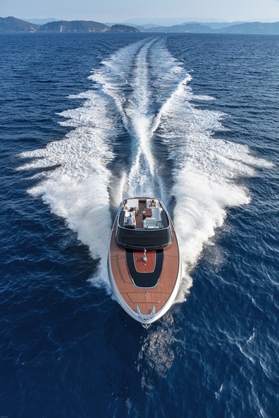 The fore deck has a mahogany surface with 12 coats of varnish.