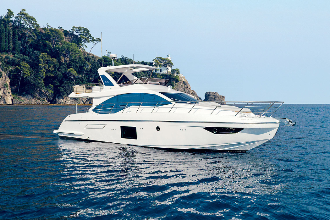 Meet 55 Fly, the hit of the Azimut flybridge collection. The boat combines beauty and innovation. Its interiors were designed by Achille Salvagni, a world renowned designer, while the EPS servo steering and the Integrated Control & Monitoring System make it look as if you are at the driver's seat in a luxury car.