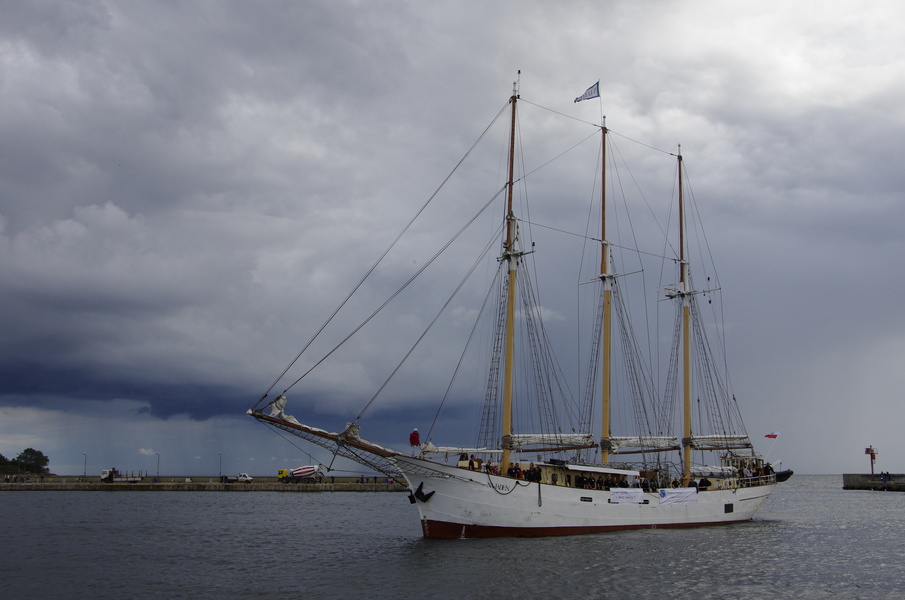 Schooner Kapitan Borchardt leaving Poland