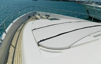 Ferretti 830