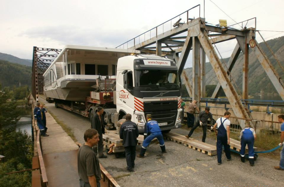 Difficulties in transportation: how we ferried a 35-meter long Hausbot across Russia.