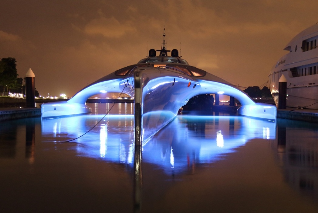 Внешне Adastra похожа на неопознанный летающий объект, севший на воду. Ночью футуристичный корпус подсвечивается синим и выглядит совершенно завораживающе! Неудивительно, что в свое время лодка была удостоена приза за «Самый инновационный дизайн» на церемонии World Superyacht Awards.