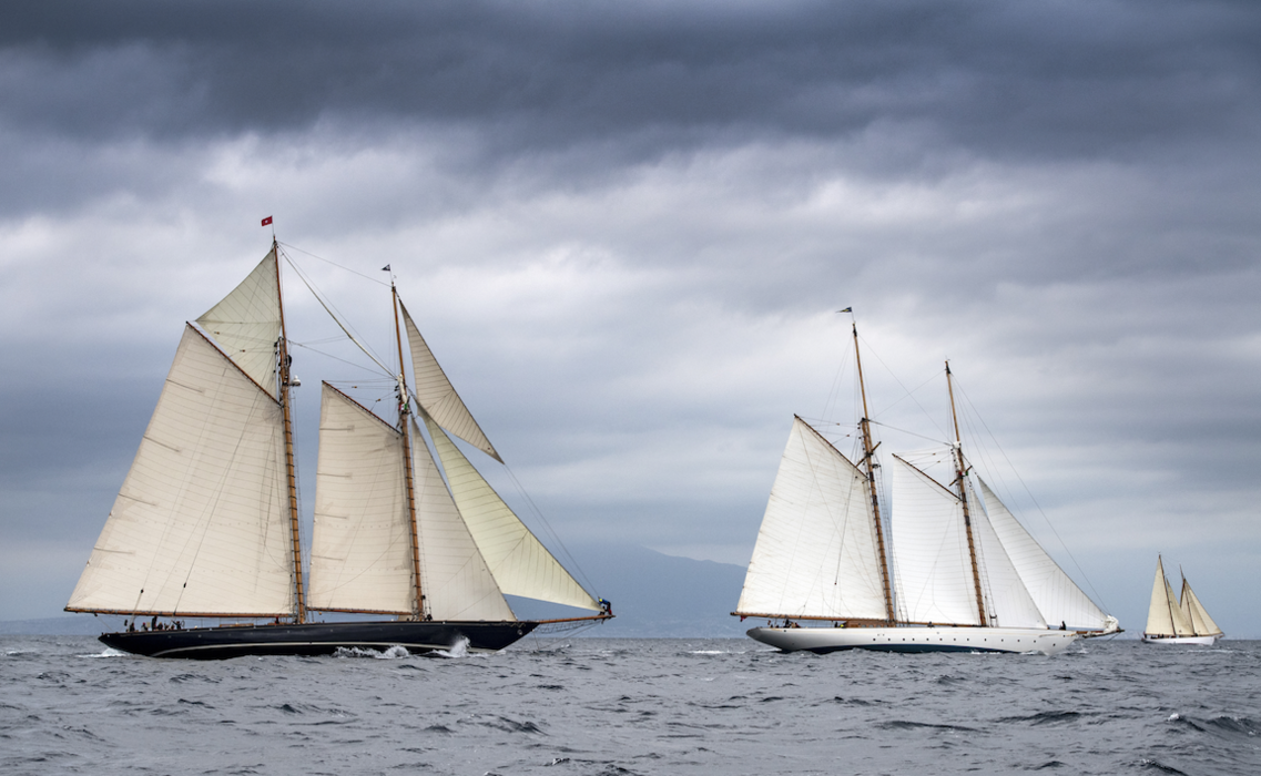 The main character of the day was Mariette of 1915. The 42-meter high gaffer schooner Nathanael Herreshoff had the best start. The excellent course against the wind allowed Mariette to break away even more strongly from its rivals as the leaders passed between the Sorrento Capri peninsula. Including the 39-meter Naema team, which had won the previous day, was also far behind. By the time Mariette overtook the first sign, its advantage reached ten minutes. From the starting line of the schooner went under the main marsel (not the forward marsel), while Naema initially had no marsels, and only then the stengi-stackel was placed.