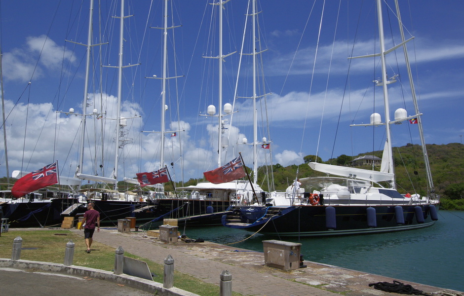 Мегаяхты в гавани Nelson's Dockyard