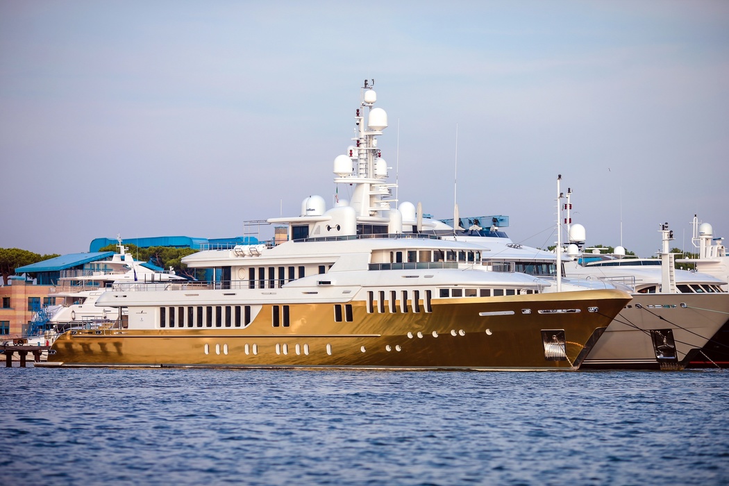 Until recently, the protagonist of the Transformation - the 55-metre yacht Kinta, built in 2008 by Turquoise Yachts - was listed for sale. But the boat found a new owner and he decided not only to rename the boat, but also to significantly change its appearance. For this purpose, the owner chose a non-standard (for yachts of this size) method - pasting with vinyl film. Now this yacht will not be confused with any other. «Gilding the» hull, masters of vinyl affairs have given to the vessel a kind of gangster chic. 