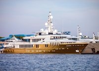 Until recently, the protagonist of the Transformation - the 55-metre yacht Kinta, built in 2008 by Turquoise Yachts - was listed for sale. But the boat found a new owner and he decided not only to rename the boat, but also to significantly change its appearance. For this purpose, the owner chose a non-standard (for yachts of this size) method - pasting with vinyl film. Now this yacht will not be confused with any other. «Gilding the» hull, masters of vinyl affairs have given to the vessel a kind of gangster chic. 