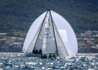 The sails of the two J70s, with different tackles to the finish of one of the Trophy Semac races in Marseille, formed a single symmetrical figure.