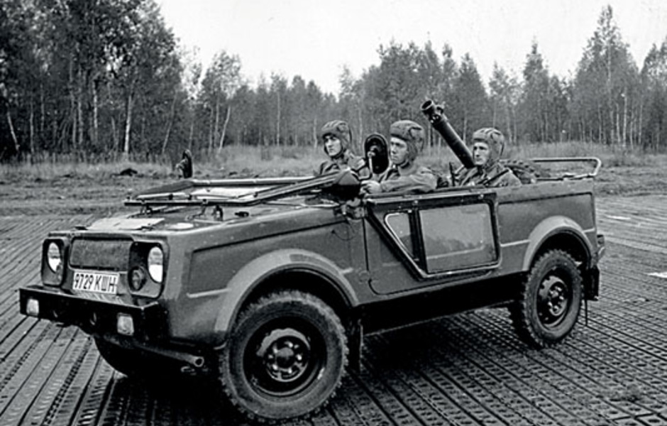 Такие разные амфибии: разработанная по заказу военных на базе "Нивы" брутальная ВАЗ-2122 (тема "Река") и кокетливый Amphicar, на каком биолог Бернард Гржимек плавал среди бегемотов
