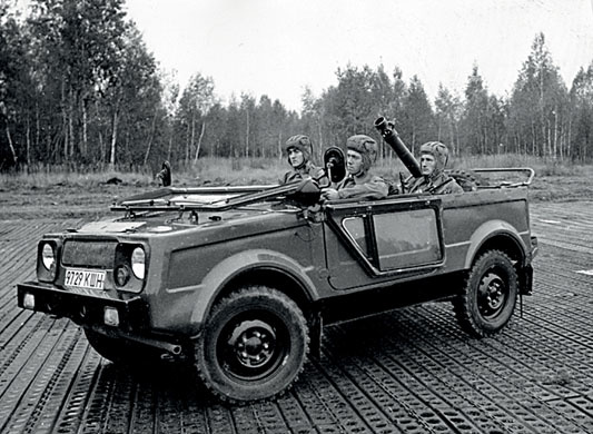 Such different amphibians: the brutal VAZ-2122 (the River theme), developed on the order of the military at the Niva base, and the flirty Amphicar, on which biologist Bernard Grzimek swam among hippopotamians.