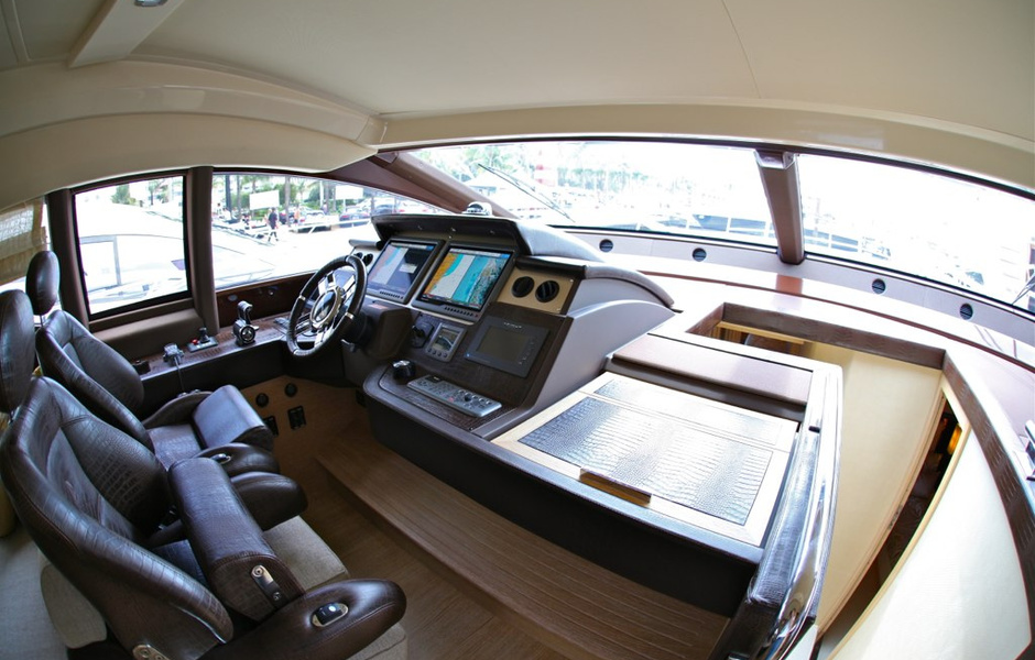 Все тот же Azimut 70. Кстати, именно 70 Flybridge. 70S мне не так нравится, хотя тоже отличный.