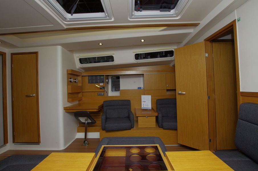 Hanse 445: but the navigator's seat is pretty "designer".